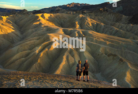 Couple aimant à Zabriskie Point, Death Valley National Park, California, United Staes Banque D'Images