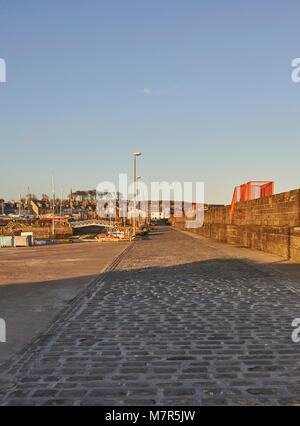 À la paroi le long du port d'Arbroath Harbour dans la lumière du soir. Banque D'Images