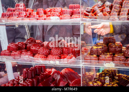 Différentes formes de fruits empilées en gélatine pour la vente, disponible sur marché aux puces. Banque D'Images