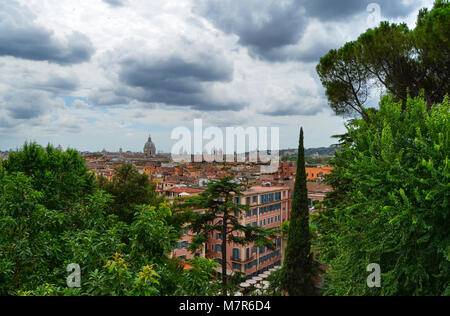 Rome Italie . 16 août, 2014 à 13:00. Le dôme de la Piazza San Pietro est vu de la "Terrazza del Pincio'. Banque D'Images