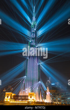 Photo prise de la tour Burj Khalifa show laser dans la nuit dans le centre-ville de Dubaï Banque D'Images