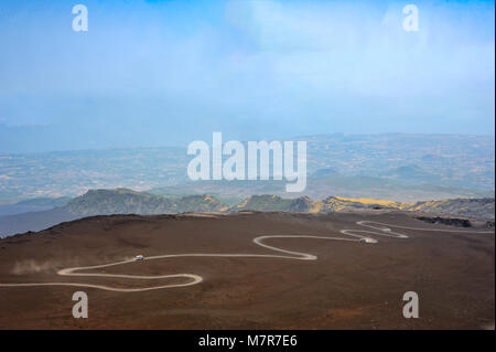 Vue panoramique depuis le sommet du mont Etna et la mer Ionienne et la mer Méditerranée. Aerial montrant toutes les roues motrices sur le bobinage, summit road Banque D'Images