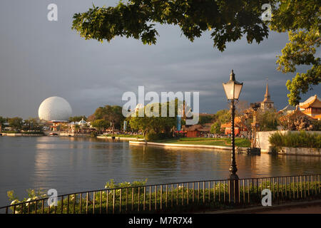 Orlando, USA - Le 22 mars 2009. Le soleil se couche sur le lagon de World Showcase à Epcot Center, le Parc à Thème Walt Disney World Resort. Banque D'Images