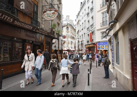 Paris, France - 09 mai, 2009. Visiteurs en dehors de la Rue Saint Severin dans peu d'Athènes, le Quartier Latin. Banque D'Images