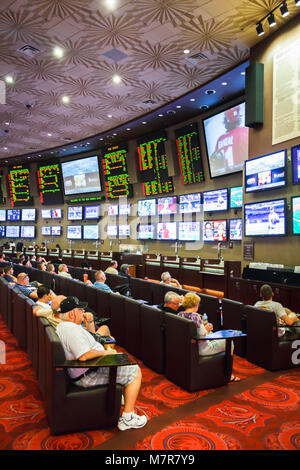 Las Vegas, USA - 16 mai 2012. Les touristes regarder du sport sur les écrans dans un casino dans l'hôtel MGM Grand. Banque D'Images