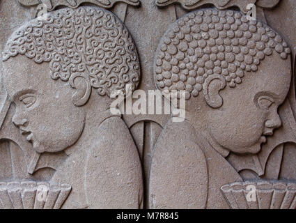 Sculpture de deux garçons sur l'entrée de la Banque dans l'eau St Martins Liverpool UK Banque D'Images