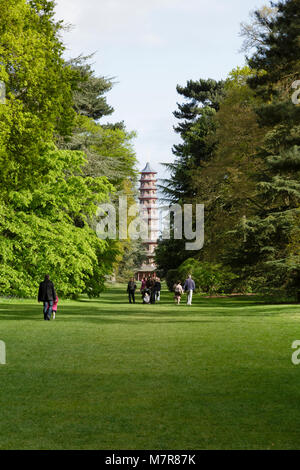 Londres, Royaume-Uni - 18 avril, 2014. La Grande Pagode à Kew Gardens vue du Cedar Vista. Banque D'Images