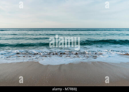 Vagues se brisant sur Porthmeor Beach, St Ives, Cornwall, UK Banque D'Images