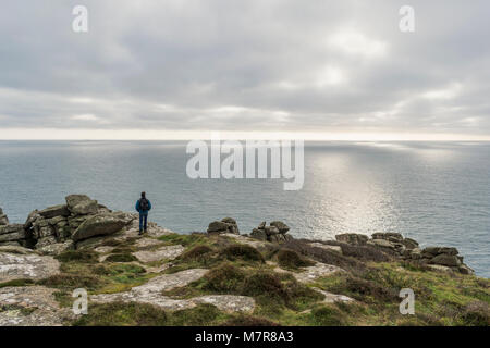 Marcher le long de la côte sud ouest le long de la côte sud de la Cornouailles près de Porthcurno Banque D'Images