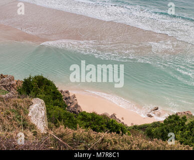 Marcher le long de la côte sud ouest le long de la côte sud de la Cornouailles près de Porthcurno Banque D'Images