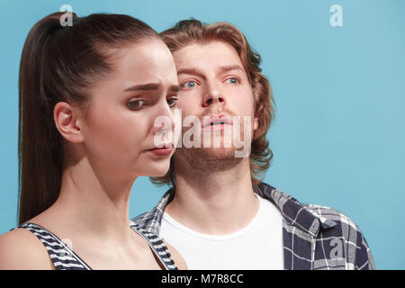 Couple déprimé. Les jeunes déprimés couple standing proches les uns des autres tout en isolé sur bue Banque D'Images