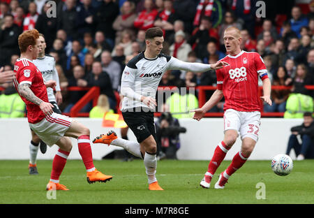 Derby County's Tom Lawrence (centre) en action avec Nottingham Forest's Jack Colback (à gauche) et Ben Watson Banque D'Images