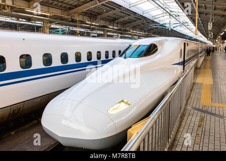 Japon, Osaka. Bullet train JR Shinkansen Série 700N, à la gare de Shin-Osaka. Afficher le long de la plate-forme et l'avant du train . Banque D'Images