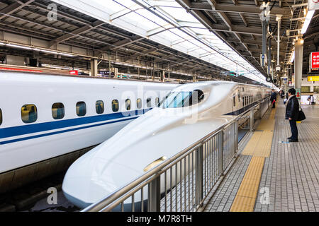 Japon, Osaka. Bullet train JR Shinkansen Série 700N, à la gare de Shin-Osaka. Afficher le long de la plate-forme et l'avant du train . Banque D'Images