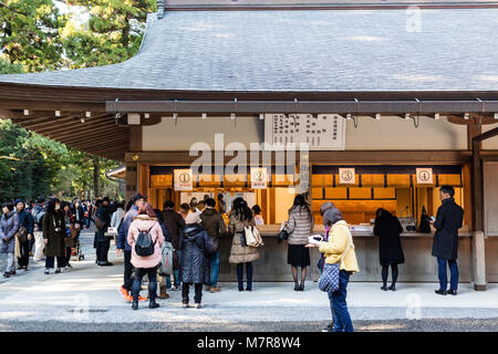 Le Japon, l'Ise, Ise-jingu, sanctuaire Geku extérieur. Les gens d'acheter la bonne chance charms en bois de culte bureau. Banque D'Images