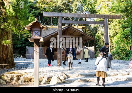 Le Japon, l'Ise, Ise-jingu, sanctuaire Geku extérieur. Les gens priaient à petit sanctuaire en bois avec de torii. Banque D'Images