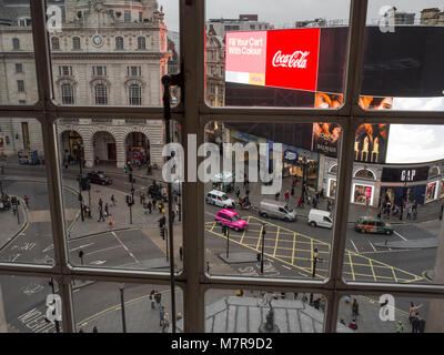 Elivated raison de Piccadilly Circus au moyen du cadre de la fenêtre de vent Banque D'Images