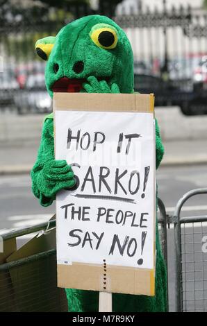 Un manifestant habillé comme une grenouille est titulaire d'un signe du gouvernement irlandais oitside bâtiments à l'arrivée du président français Nicolas Sarkozy à Dublin, lundi 21 juillet, 2008. Sarkozy doit rencontrer les deux principaux dirigeants de l'opposition - du Fine Gael Enda Kenny et du travail de Eamon Gilmore et des entretiens avec des groupes qui se sont opposés et soutenu le Traité de Lisbonne. Photo/Paul McErlane Banque D'Images