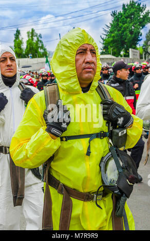 Quito, Équateur - 31 janvier 2018 : Groupe non identifié de l'équipe de pompiers portant un équipement de protection, la marche dans les rues au cours d'un défilé à Quito Banque D'Images