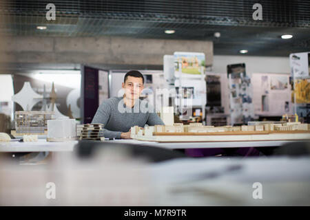 Portrait de l'architecte avec le modèle Banque D'Images