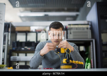 Les jeunes adultes travaillant sur la robotique Banque D'Images