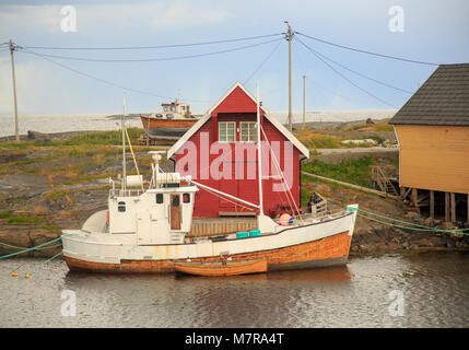 Bateau accoste au quai de pêche sur l'île de l'AIIO - ancienne communauté de pêcheurs de Sandoy municipalité dans l'ouest de la Norvège, maintenant un lieu touristique attrayant Banque D'Images