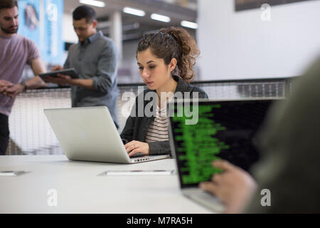 Coders travaillant dans un bureau Banque D'Images