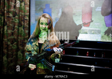 Fille avec machine gun à la main sur de tir. Banque D'Images