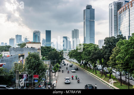 Portrait d'une rue menant vers les gratte-ciel de Jakarta Banque D'Images