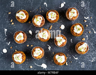 Muffins Noix de coco et de carottes maison. Banque D'Images