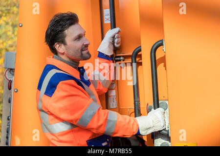 Poignée de préhension à la collecte des déchets de camion poubelle Banque D'Images