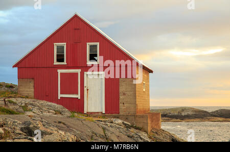 Bâtiment en bois rouge sur l'île de l'AIIO - ancienne communauté de pêcheurs de Sandoy municipalité dans l'ouest de la Norvège, maintenant un lieu touristique attrayant Banque D'Images