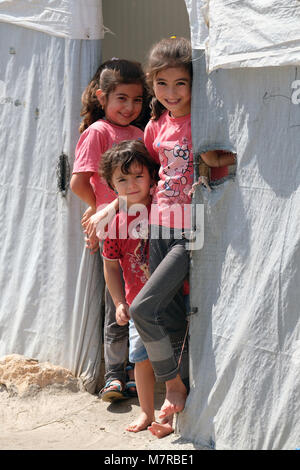 Les enfants dans le camp pour personnes déplacées à l'Dawidiya Yézidis du Sinjar montagnes, le nord de l'Irak, région autonome kurde, de l'Iraq Banque D'Images