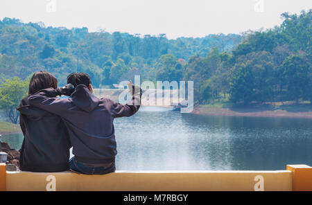 Jeune couple avec selfies téléphone intelligent. Bon voyage couple sur selfies montagnes et la rivière. Banque D'Images