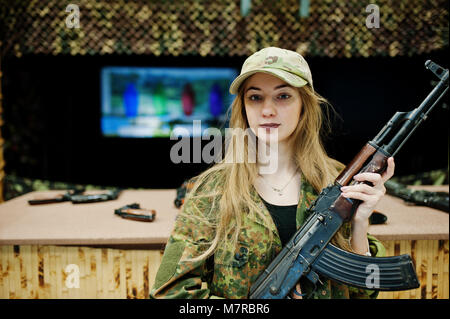 Fille avec machine gun à la main sur de tir. Banque D'Images