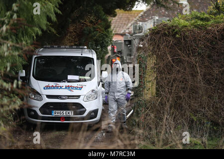 Les enquêteurs dans des vêtements de déposer un van d'une adresse à Winterslow près de Salisbury dans le Wiltshire, que la police et les membres des forces armées continuent d'enquêter sur l'attaque d'agents neurotoxiques soupçonnés sur double agent russe Sergei Skripa. Banque D'Images