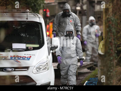 Les enquêteurs dans des vêtements de déposer un van d'une adresse à Winterslow près de Salisbury dans le Wiltshire, que la police et les membres des forces armées continuent d'enquêter sur l'attaque d'agents neurotoxiques soupçonnés sur double agent russe Sergei Skripa. Banque D'Images