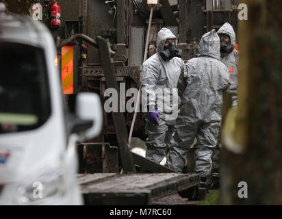 Les enquêteurs dans des vêtements de déposer un van d'une adresse à Winterslow près de Salisbury dans le Wiltshire, que la police et les membres des forces armées continuent d'enquêter sur l'attaque d'agents neurotoxiques soupçonnés sur double agent russe Sergei Skripa. Banque D'Images