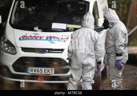 Les enquêteurs dans des vêtements de déposer un van d'une adresse à Winterslow près de Salisbury dans le Wiltshire, que la police et les membres des forces armées continuent d'enquêter sur l'attaque d'agents neurotoxiques soupçonnés sur double agent russe Sergei Skripa. Banque D'Images