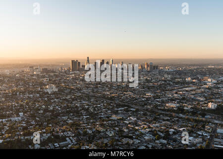 Tôt le matin vue aérienne de bâtiments et les rues à proximité des centres urbains du centre-ville de Los Angeles, Californie. Banque D'Images
