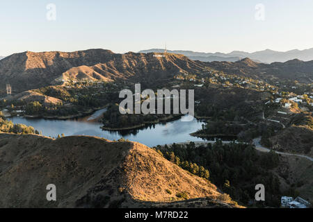 Los Angeles, Californie, USA - 20 Février 2018 : Matin vue aérienne du lac réservoir de Hollywood et signer dans Griffith Park. Banque D'Images