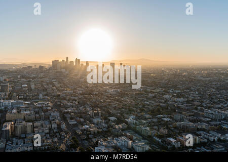 Vue aérienne de lever du soleil derrière les rues et les bâtiments dans le noyau urbain de Los Angeles en Californie. Banque D'Images