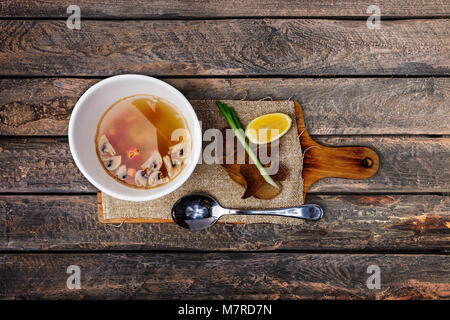 Soupe aux champignons dans un bol en céramique. Banque D'Images