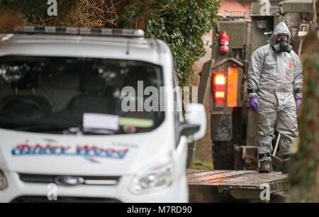 Les enquêteurs dans des vêtements de déposer un van d'une adresse à Winterslow près de Salisbury dans le Wiltshire, que la police et les membres des forces armées continuent d'enquêter sur l'attaque d'agents neurotoxiques soupçonnés sur double agent russe Sergei Skripa. Banque D'Images