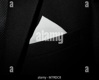 Mouchoir blanc dans la poche d'un costume noir classique homme mariage tenue élégante Banque D'Images
