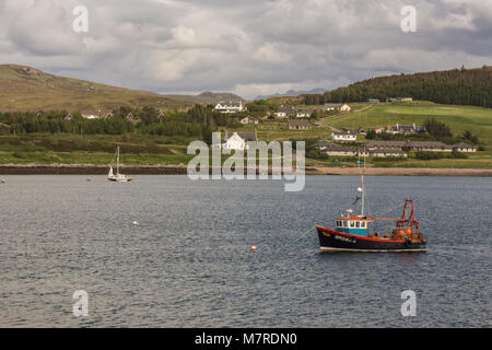 Aultbea, ÉCOSSE - 9 juin 2012 : bateaux de pêche ancrés au port de Aultbea. De vertes collines boisées en retour avec des maisons blanches. Gris et Blanc, cl Banque D'Images