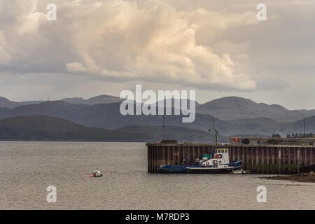 Aultbea, ÉCOSSE - 9 juin 2012 : Port de Aultbea avec pier et quelques bateaux de pêche. Fin de la jetée sur la baie et Loch Ewe. Les collines boisées à l'arrière. Gr Banque D'Images