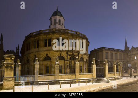 Sheldonian Theatre de rue large dans la neige tôt le matin avant l'aube. Oxford, Oxfordshire, Angleterre Banque D'Images