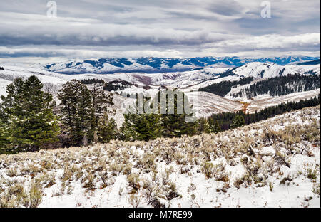 Montagnes pionnier dans le Montana, fin septembre, la neige de Lemhi, Lewis et Clark dans les montagnes de l'arrière-pays Byway Beaverhead, California, USA Banque D'Images