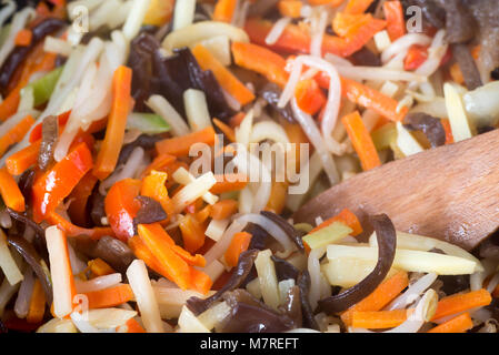 Nouilles asiatiques avec des légumes en wok closeup Banque D'Images